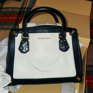 Brand New w/blemish Michael kors white and black hand bag/Great for artists 🎨